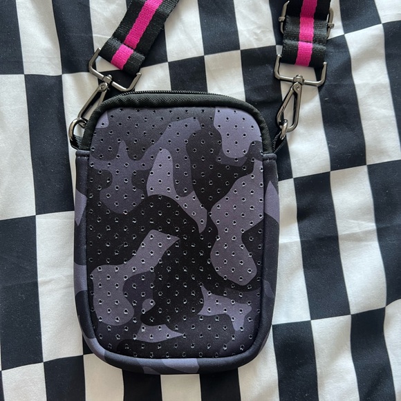 NEW Peace Love Fashion Phone Neoprene Camo Crossbody - Picture 5 of 5